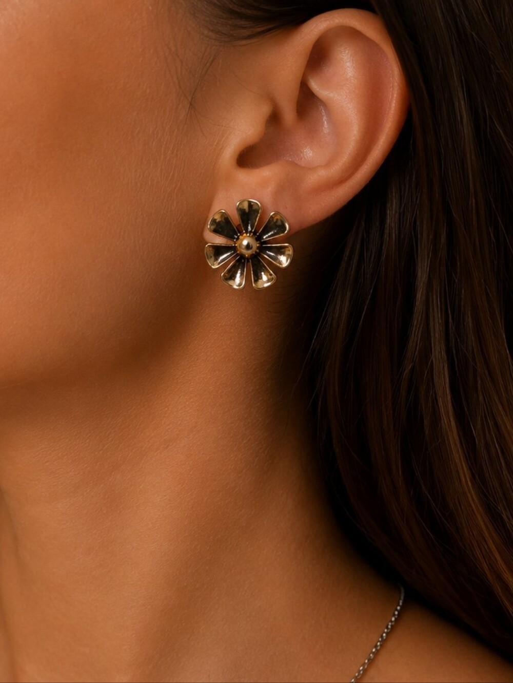 Plunder Shiny Gold Daisy Clip Studs